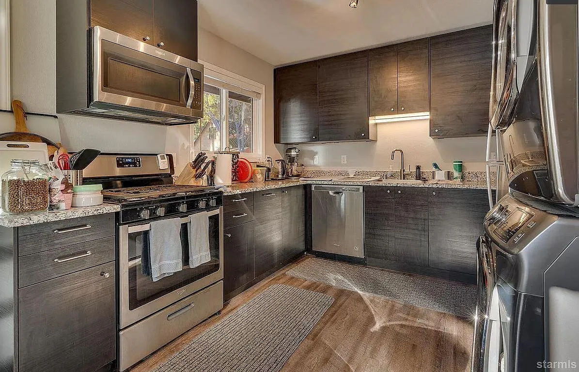 2 bed, 832 sqft, $2,350 — Photo 2