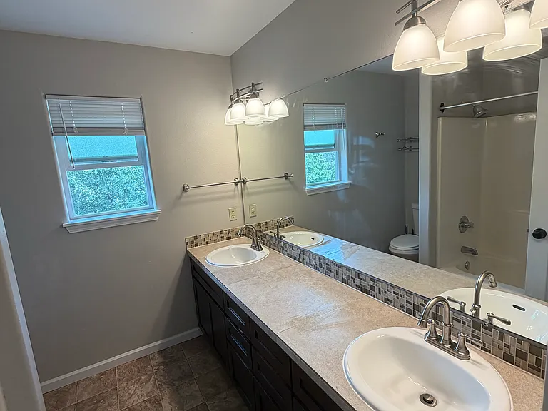1426 NE Thomas Ct — Photo 14