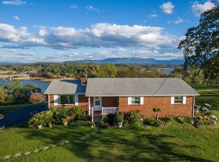 1018 Hillview Dr, Dandridge, TN 37725