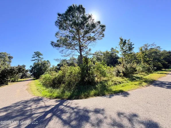 Lorraine Cir, Biloxi, MS 39532