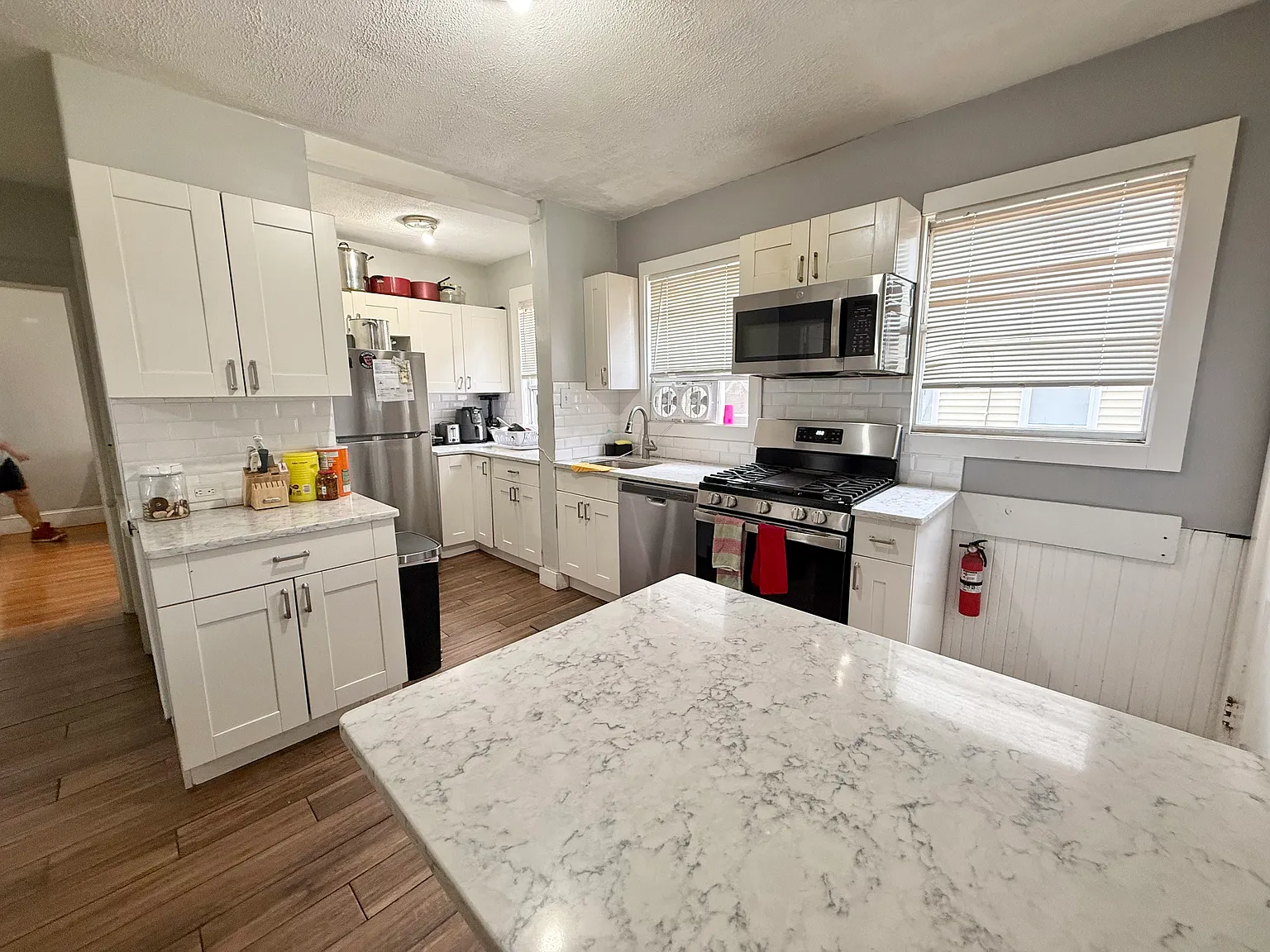 3 bed, 1100 sqft, $3,200 — Photo 2
