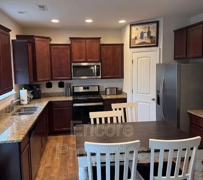 1617 Maddox Park Dr — Photo 2