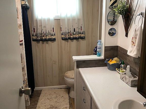 Main bathroom walk in shower