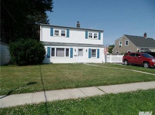 270 Center Ln, Levittown, NY 11756