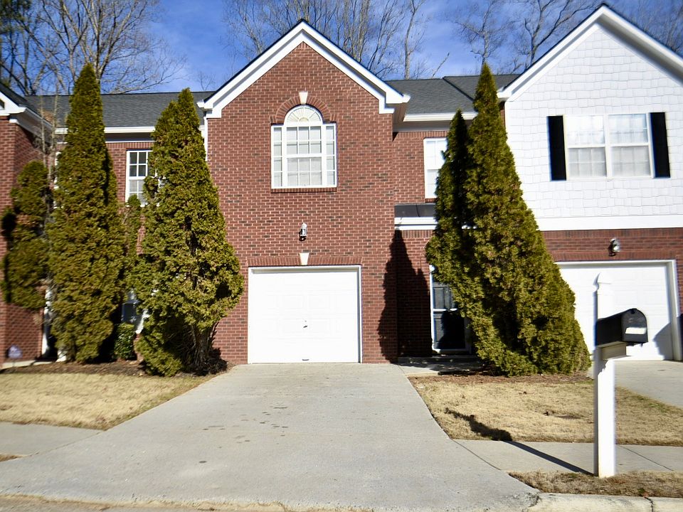 One-car wide driveway, can fit two compact cars single file.