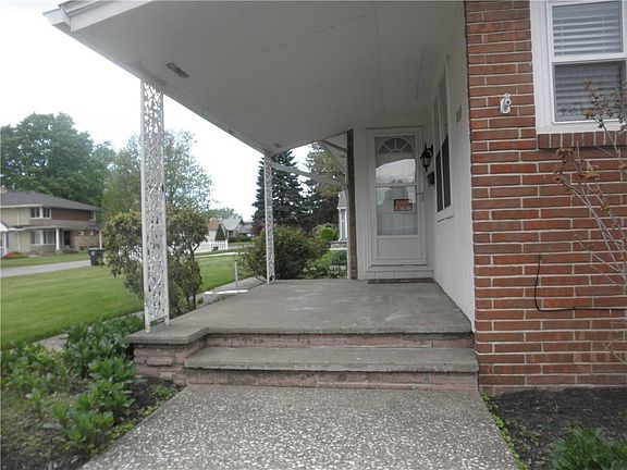 2nd image of 1055 Grace St