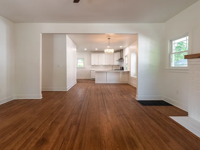 523 E Normal St — Photo 7
