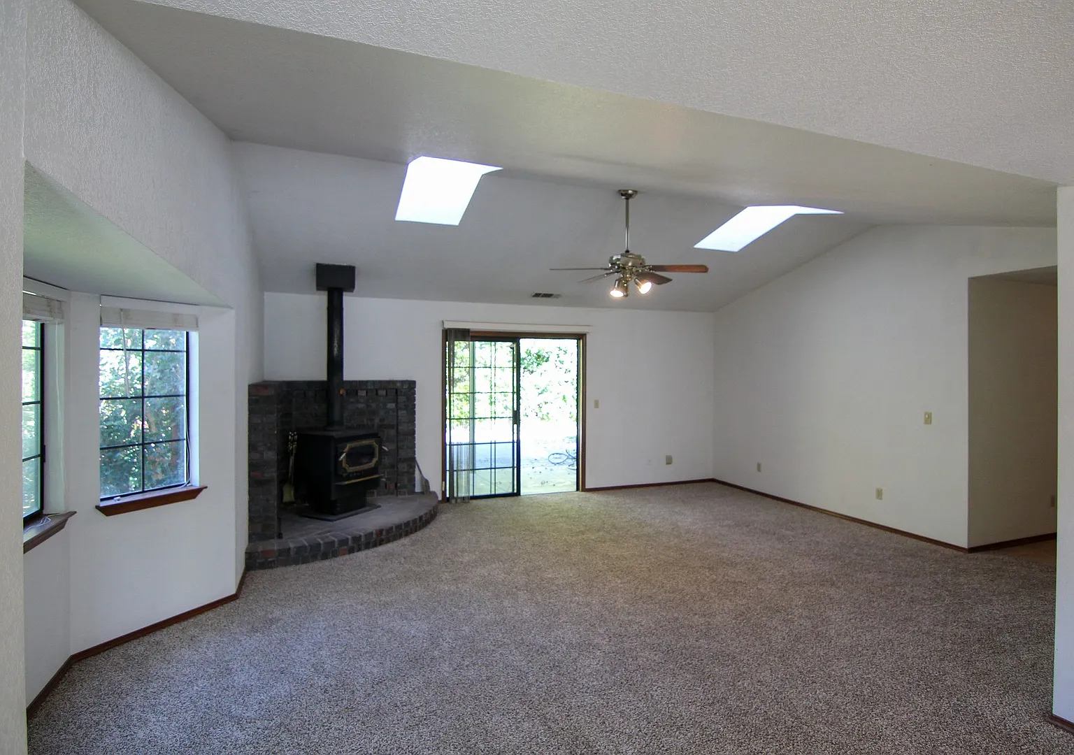 3 Bedroom Home for Rent in Redding CA | Office, RV Parking, Fenced Yard & 2-Car Garage — Photo 2