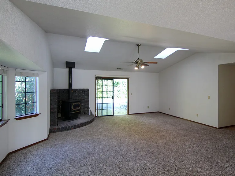 6827 Creekside St — Photo 2