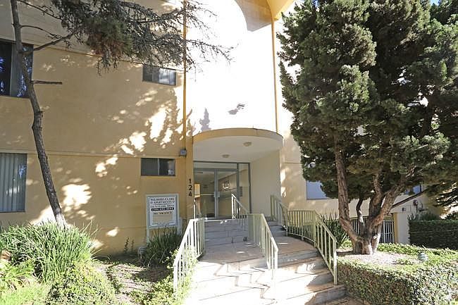 2nd image of 124 N Clark Dr APT 104
