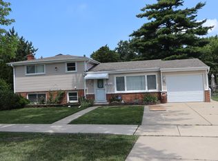 182 Roxbury Ln, Des Plaines, IL 60018