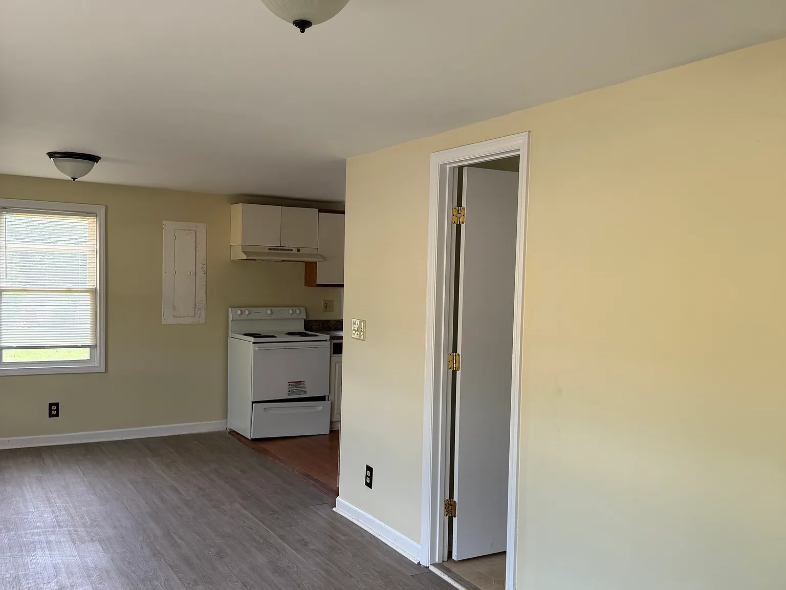 3 bed, 740 sqft, $1,095 — Photo 2