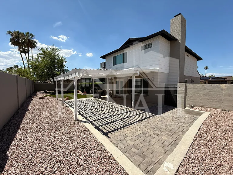 811 E Chilton Dr — Photo 38