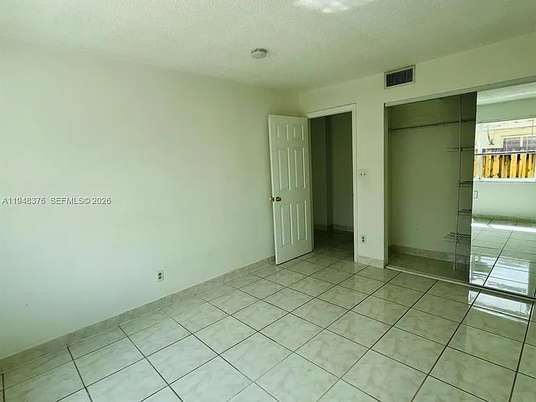 724 NE 4th St #5 — Photo 8