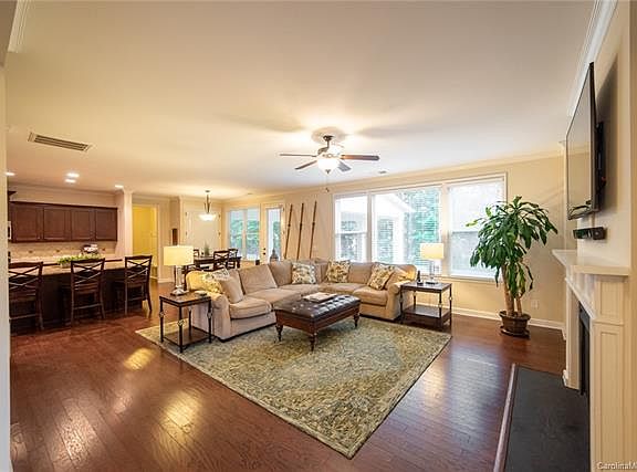 4th image of 3065 Drummond Ave