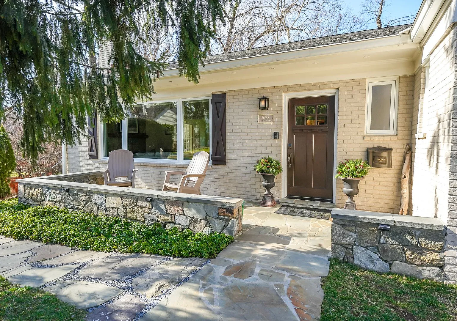 Modern ranch-style home in Forest Hills — Photo 4