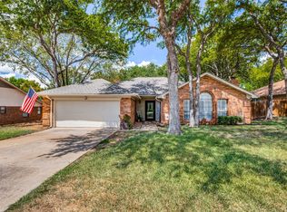 320 Heneretta Dr, Hurst, TX 76054