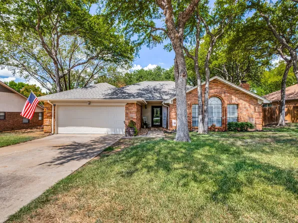 320 Heneretta Dr, Hurst, TX 76054