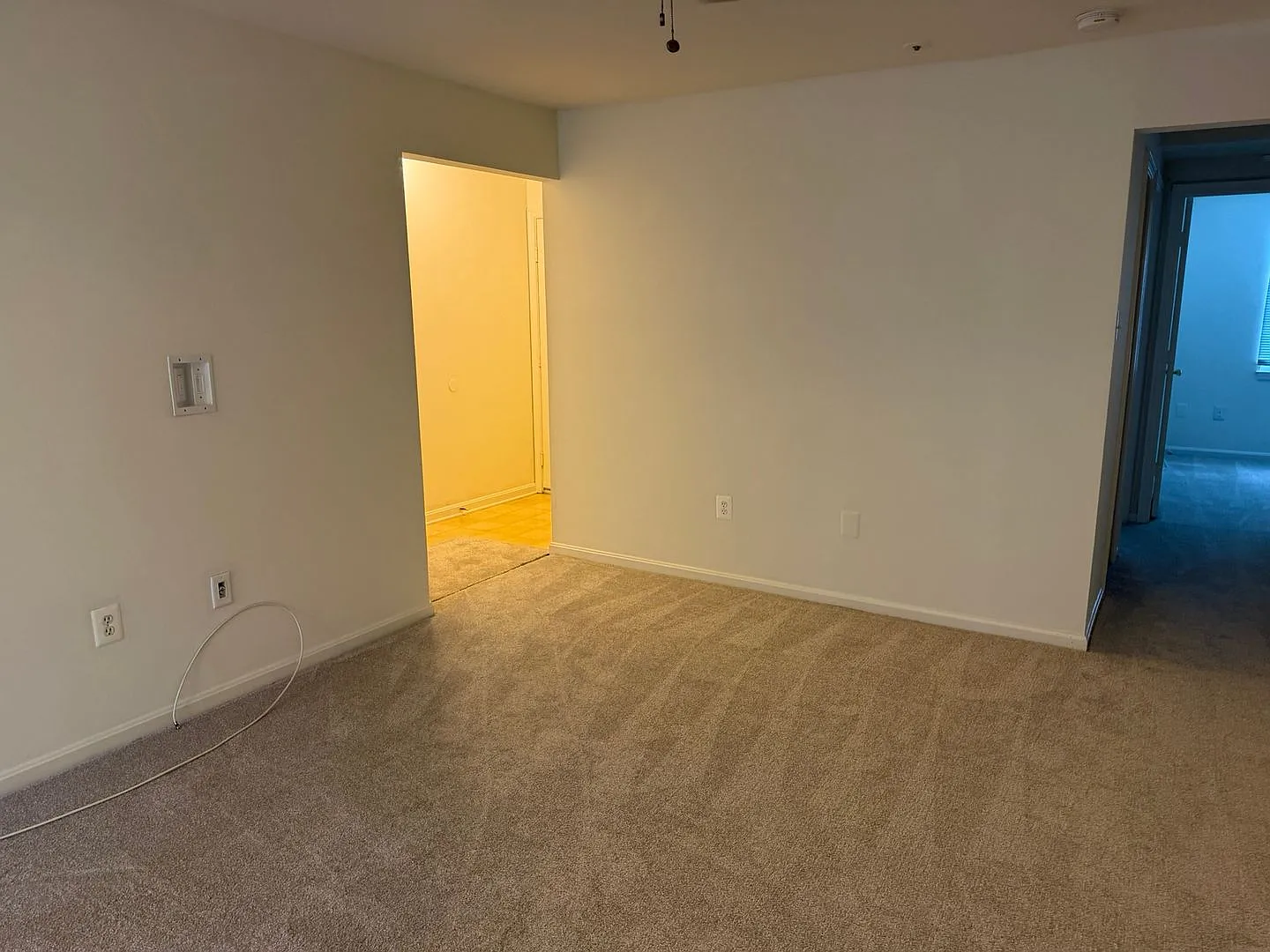 Impressive Unit Close to Shopping, Parks, METRO and more. — Photo 4