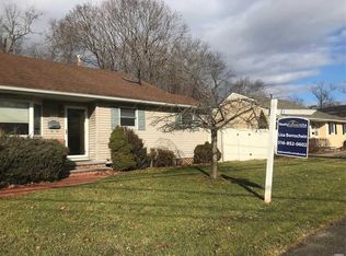 10 Wren Ct, Northport, NY 11768