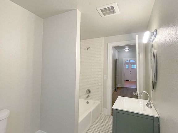 4th image of 709 N I St #11