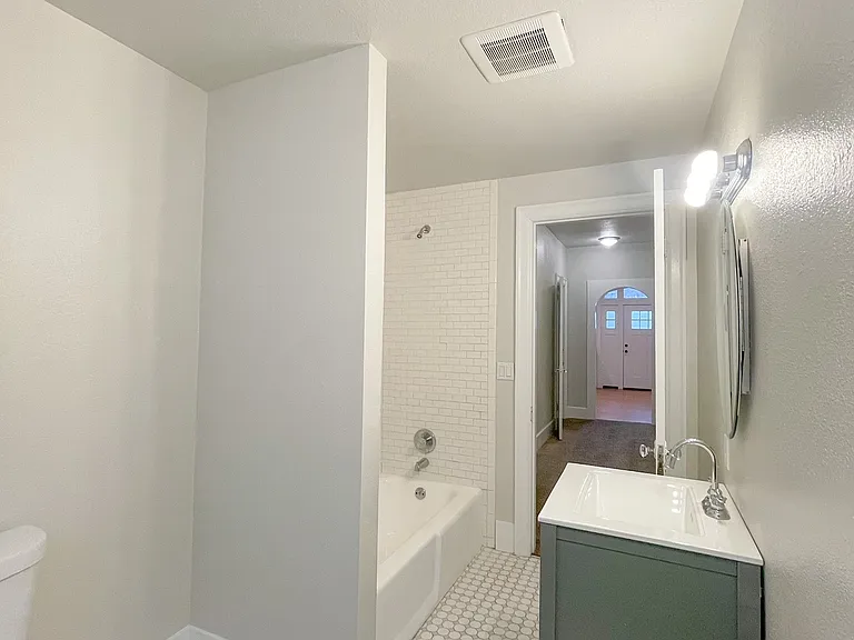 709 N I St #11 — Photo 4
