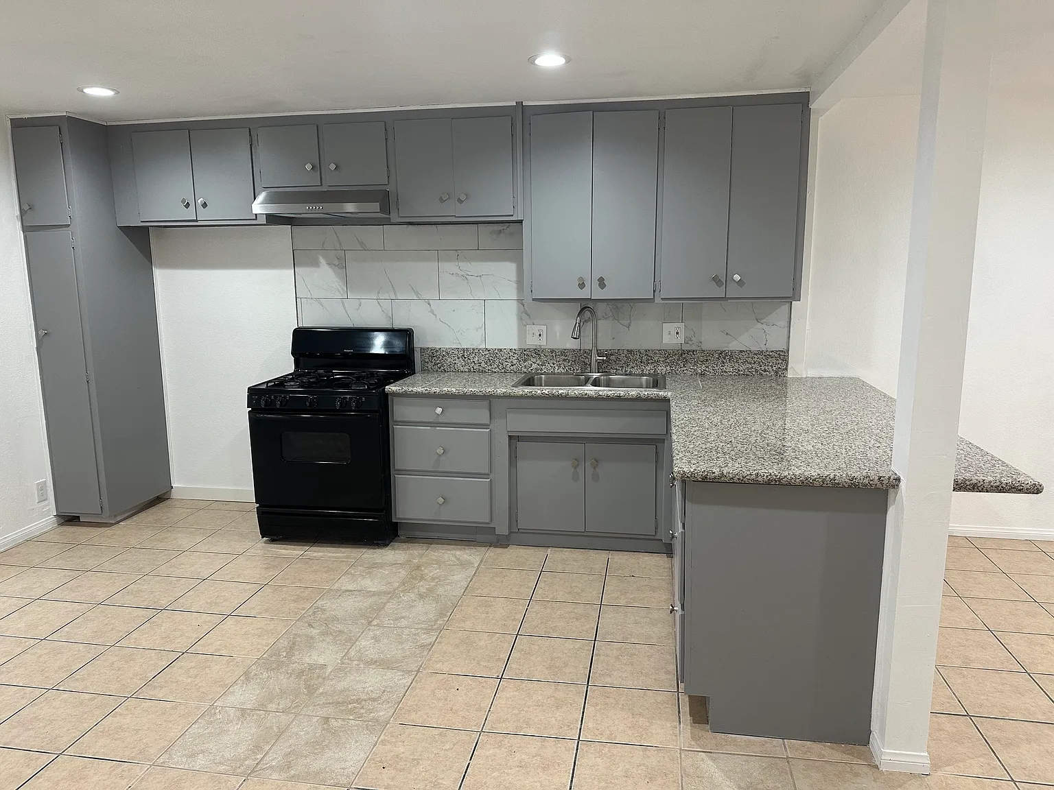 2 bed, 900 sqft, $1,995 — Photo 2