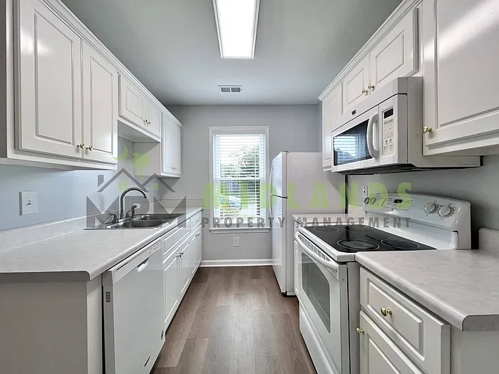 202 Elders Pond Cir — Photo 3