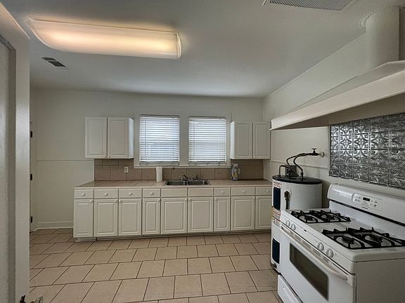 4th image of 334 Gebelin St