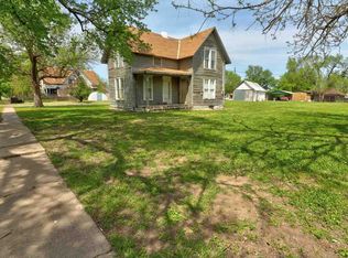 612 N Sycamore St, Peabody, KS 66866