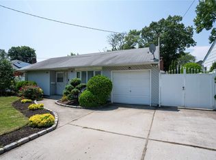 890 Edwards Blvd, Valley Stream, NY 11580