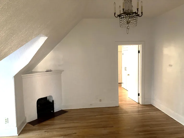 292 Frank St — Photo 2