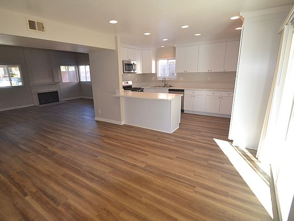 3rd image of 27840 Rosamond Dr