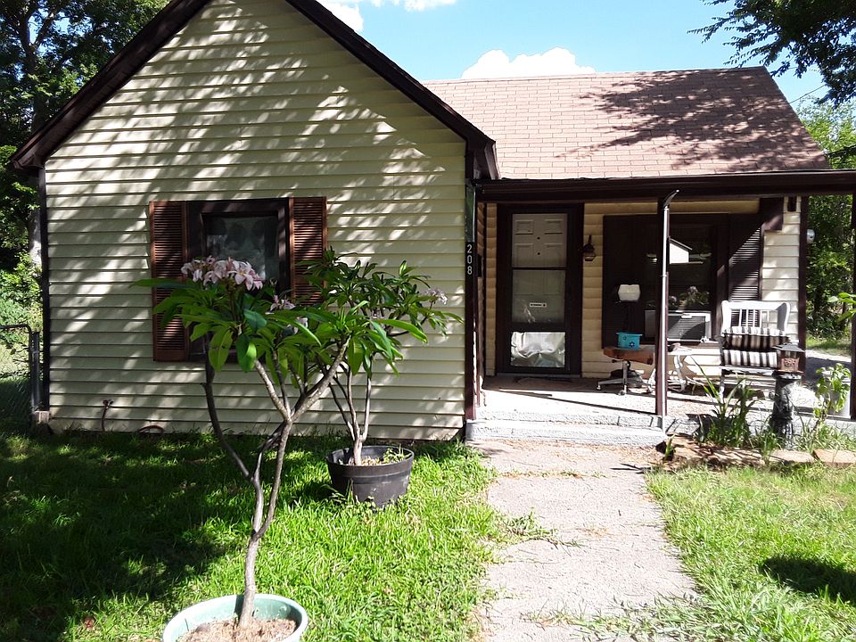 208 Kaufman st. Waxahachie, 