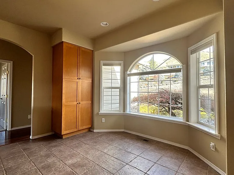 946 Briarwood Dr — Photo 5