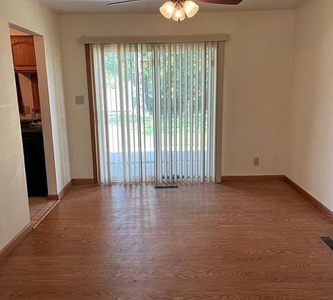 3rd image of 914 Crestwood Dr