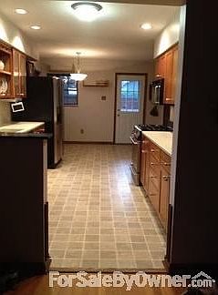 Front entrance
						:
						walkway from large concrete driveway