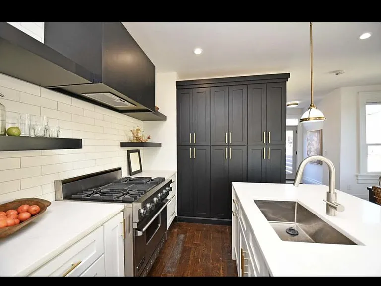 216 E 8th St #2 — Photo 5