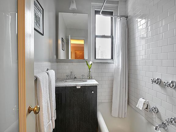 4th image of 240 E 79th St APT 10C