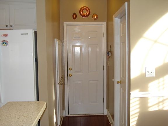 5th image of 271 Southbank Dr