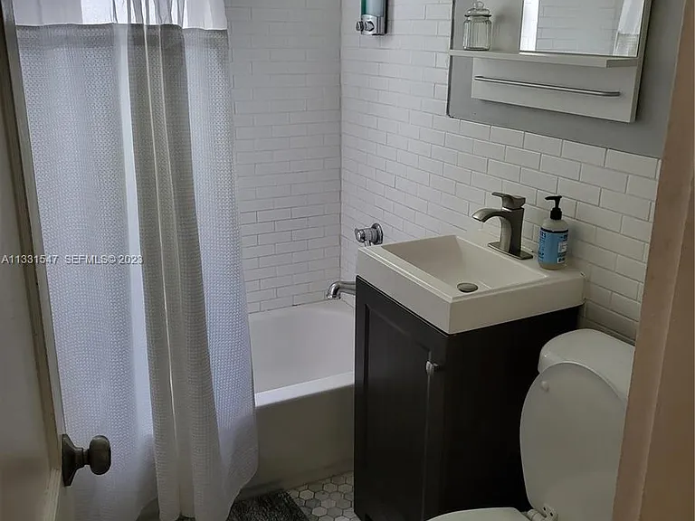 1445 N Andrews Ave — Photo 9