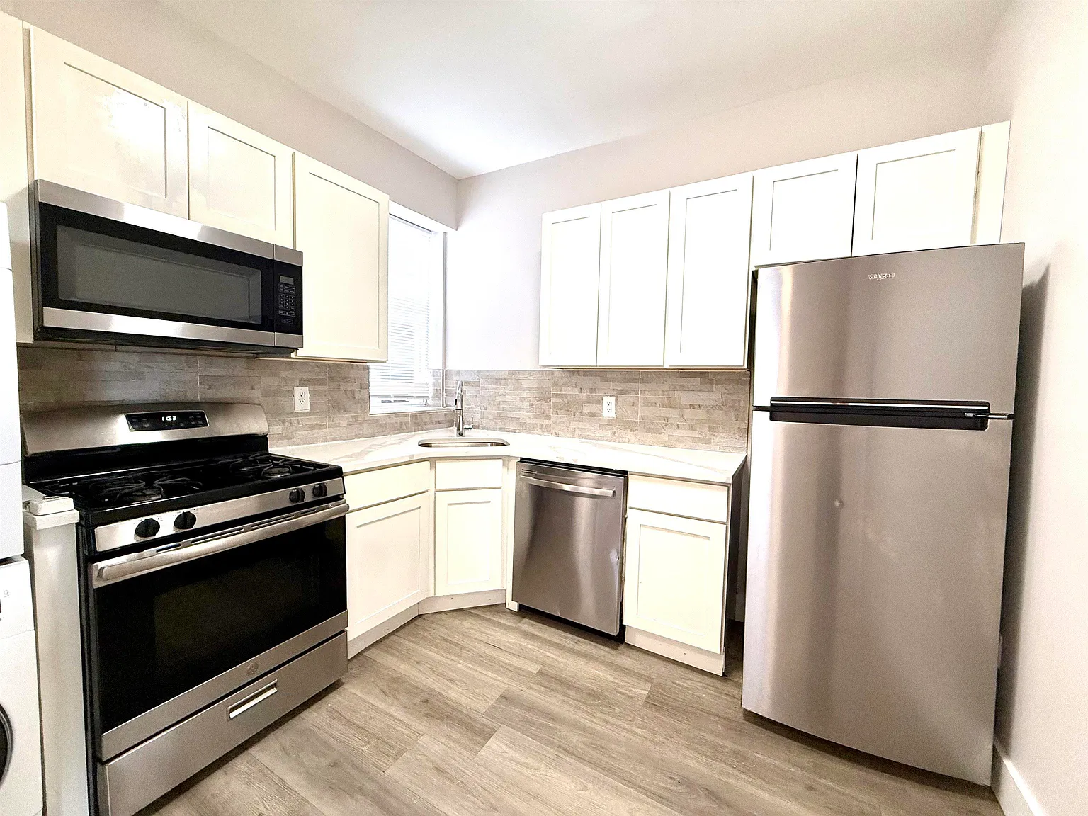 3 bed, 1.0 bath, 900 sqft, $2,500 — Photo 4