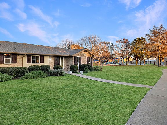 No neighbor to the side - huge nature area and park!