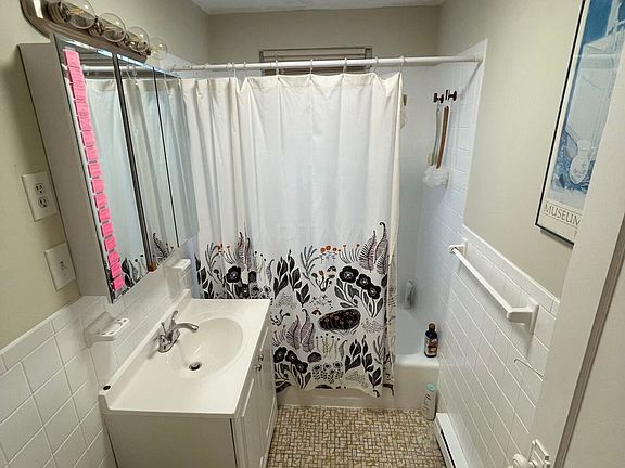 4th image of 402 Highland Ave APT 44