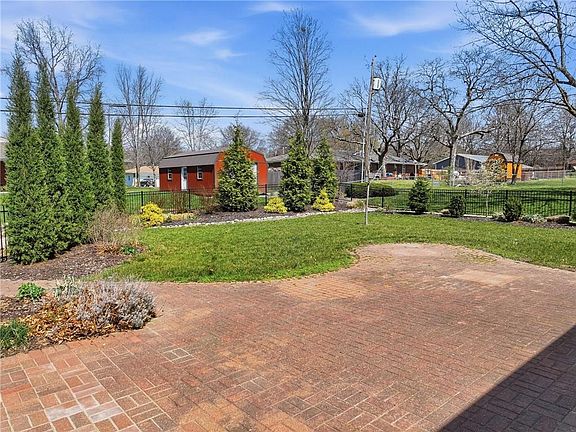 5th image of 1700 Twin Oaks Dr