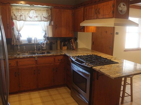 5th image of 624 Greenleaf Dr