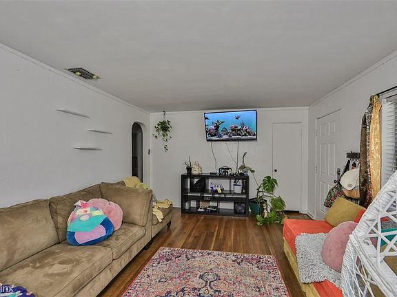 3rd image of 632 Avenue E SE