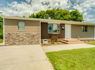 304 12th St NW, Mandan, ND 58554