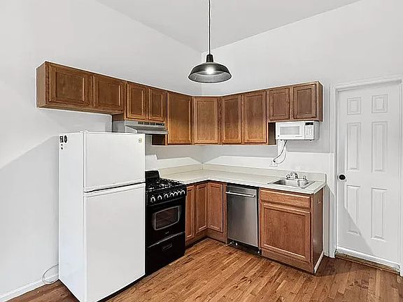 3rd image of 6 Bleecker St #600
