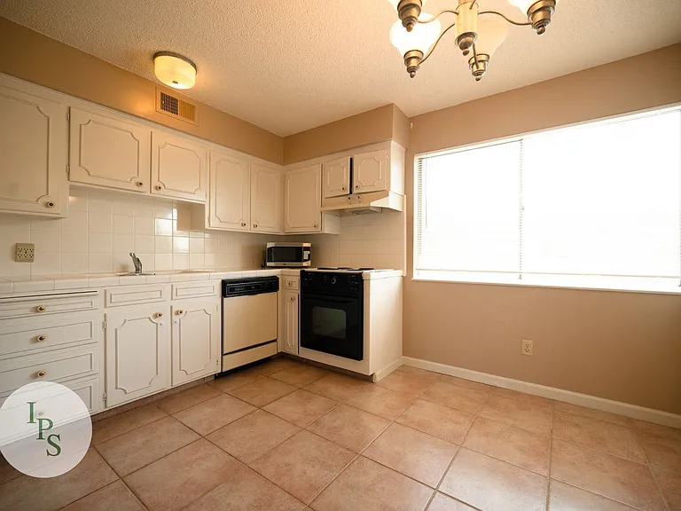 5090 N Roosevelt Ave #31 — Photo 6